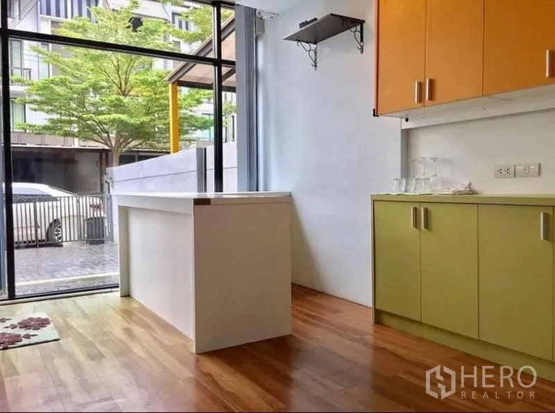 สำนักงานที่บ้าน ให้เช่า - แพนทรี่ตู้สีสันสดใส เกาะกลาง เคียงหน้าต่างกระจกสูงจรดพื้นมองเห็นถนน