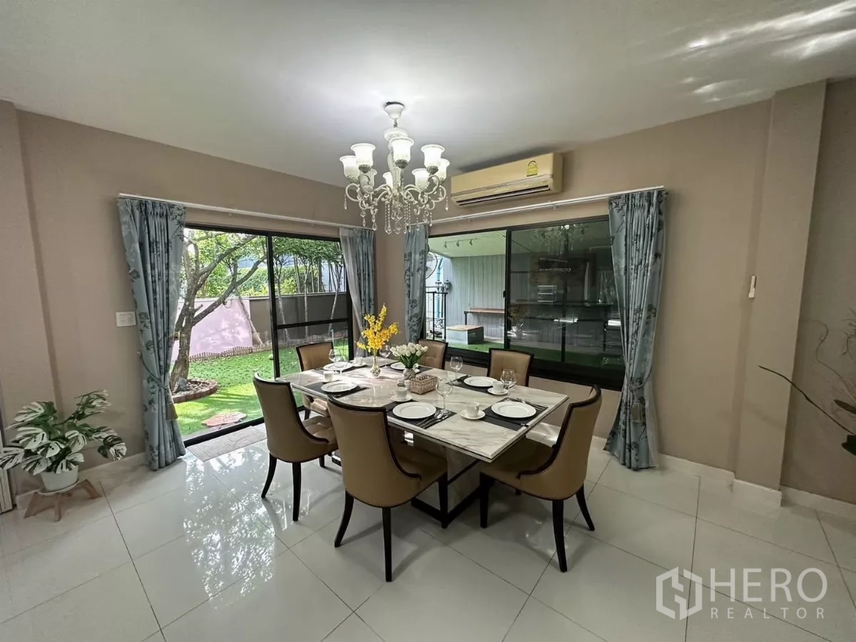 บ้าน ให้เช่าหรือขายในBang Kapi, Bangkok - มุมห้องอาหารมองออกสู่สนามหญ้าและแพนทรี่ มีโคมระย้า