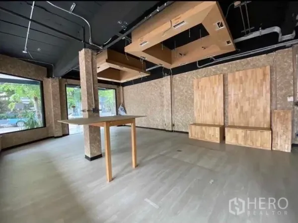 零售空间 出租在Bang Rak, Bangkok - 开放式天花配悬挂木质装饰与大展示窗。