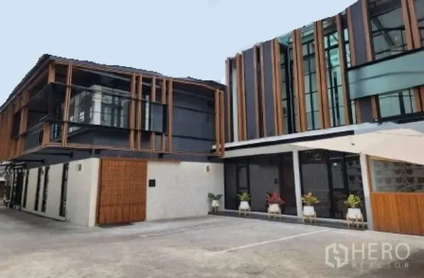 พื้นที่ขายปลีก ให้เช่าในWatthana, Bangkok - ด้านหน้าคอมเพล็กซ์ค้าปลีกสไตล์โมเดิร์นในสุขุมวิทพร้อมลานจอดรถ