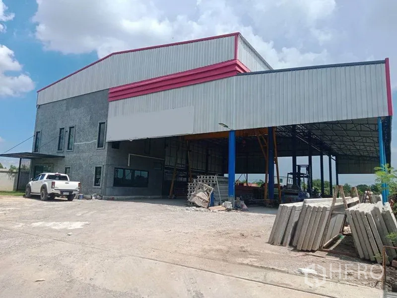 货栈 出售在Lam Luk Ka, Pathum Thani - 高挑金属屋顶仓库，带遮雨装卸区与两层办公室及宽阔前院