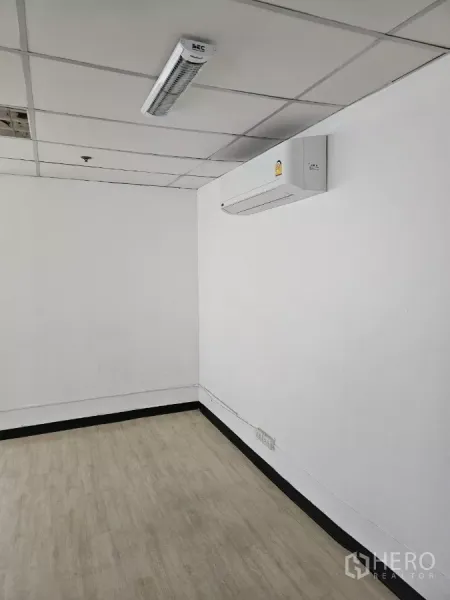 办公空间 出租在Watthana, Bangkok - 小型办公室内的壁挂分体空调，LED灯与复合木地板。