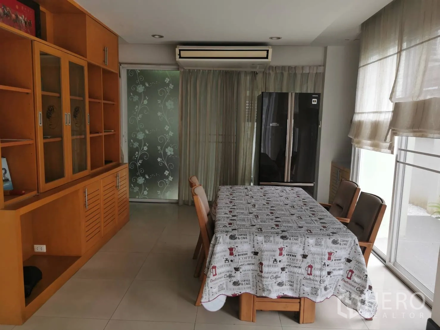 ทาวน์เฮาส์ ให้เช่าหรือขายในYan Nawa, Bangkok - มุมมองห้องทานอาหาร หน้าต่างสูงจรดเพดาน ม่านโปร่ง และประตูกระจกบานเลื่อน