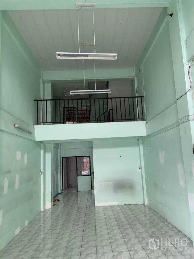 อาคารพาณิชย์ ให้เช่าในSuan Luang, Bangkok - โถงหน้าร้านเพดานสูงพร้อมชั้นลอยและโคมไฟนีออนแขวน