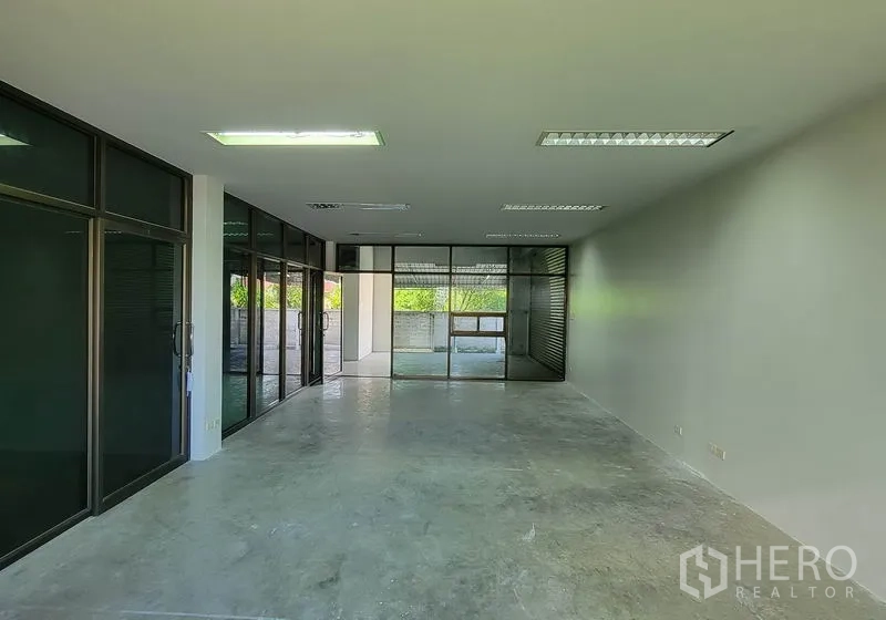 货栈 出租在Sam Phran, Nakhon Pathom - 宽敞办公室，落地玻璃隔断与水泥地面