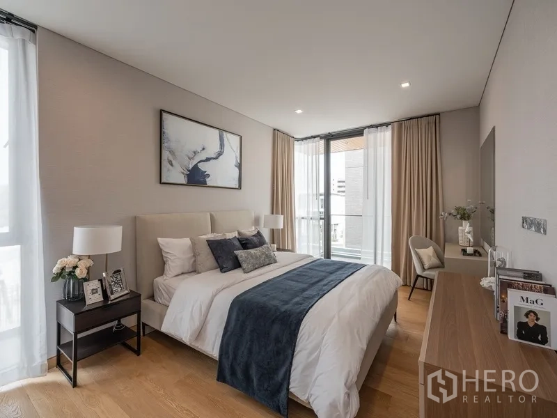 บ้าน ให้เช่าหรือขายในYan Nawa, Bangkok - ห้องนอนสว่างโปร่ง มีประตูออกระเบียงและหน้าต่างบานสูง