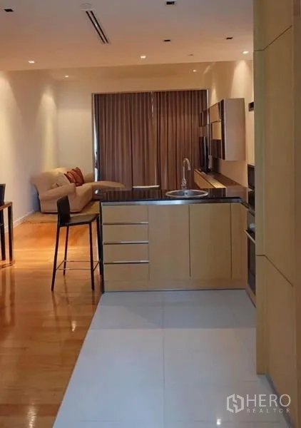 Condominium for rent or sale in Yan Nawa, Bangkok - Open-plan kitchen with island facing the living area.
