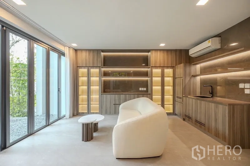 Detached House for rent in Saphan Sung, Bangkok - Cozy family room with pantry kitchen, built-ins and large sliding doors.