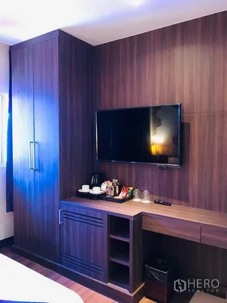 店屋 出租在Watthana, Bangkok - 客房内的嵌入式衣柜、壁挂电视与工作台