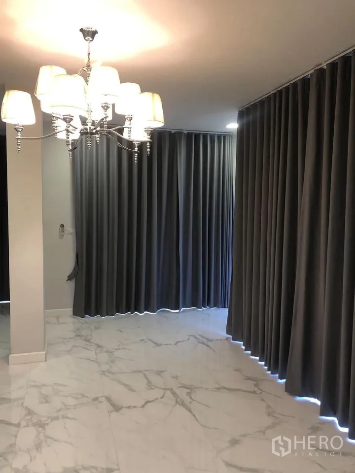 บ้าน ให้เช่าในKhlong Toei, Bangkok - ห้องโคมระย้า พร้อมผ้าม่านทึบสูงจรดเพดาน