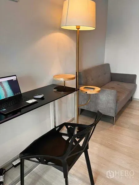 คอนโด ให้เช่าหรือขายในPathum Wan, Bangkok - มุมนั่งเล่นกะทัดรัดพร้อมโต๊ะแก้ว เก้าอี้ดีไซน์ โคมไฟ และโซฟาสีเทา