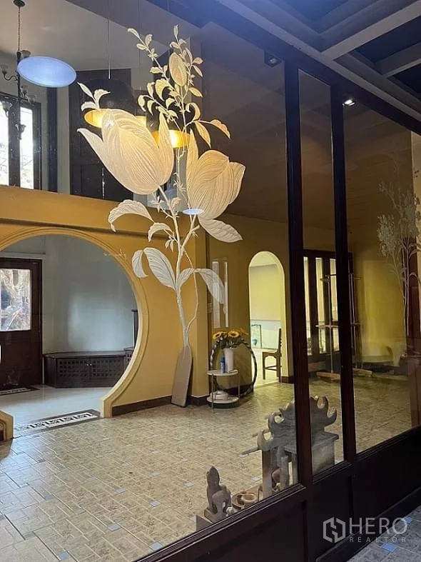 สำนักงานที่บ้าน ให้เช่าในLat Phrao, Bangkok - ผนังกระจกลายแกะสลักรูปดอกไม้ ข้างซุ้มประตูวงกลมและพื้นที่นั่งเล่น