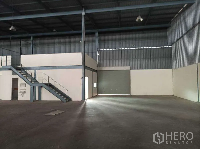工厂 出租在Ban Phaeo, Samut Sakhon - 仓库内设夹层房间、金属楼梯与卷闸装卸口