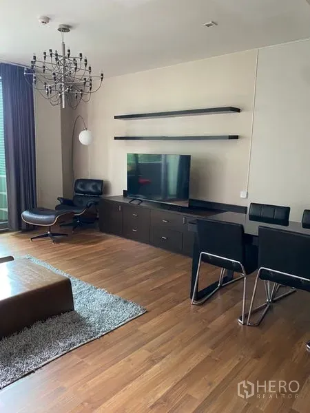 คอนโด ให้เช่าในKhlong Toei, Bangkok - มุมรับชมทีวีพร้อมชั้นลอยและตู้ยาว เก้าอี้เลาจ์และโต๊ะทานอาหาร ในพื้นที่อยู่อาศัยสไตล์โมเดิร์น