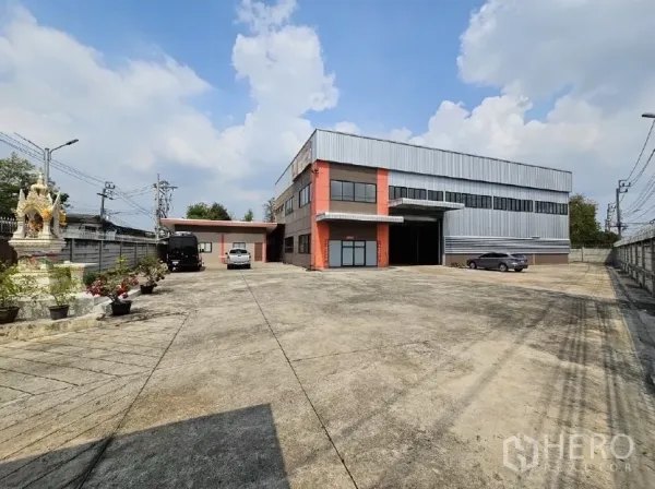 货栈 出租或出售在Lak Si, Bangkok - 仓库前方宽阔混凝土庭院，带充足停车位与围墙