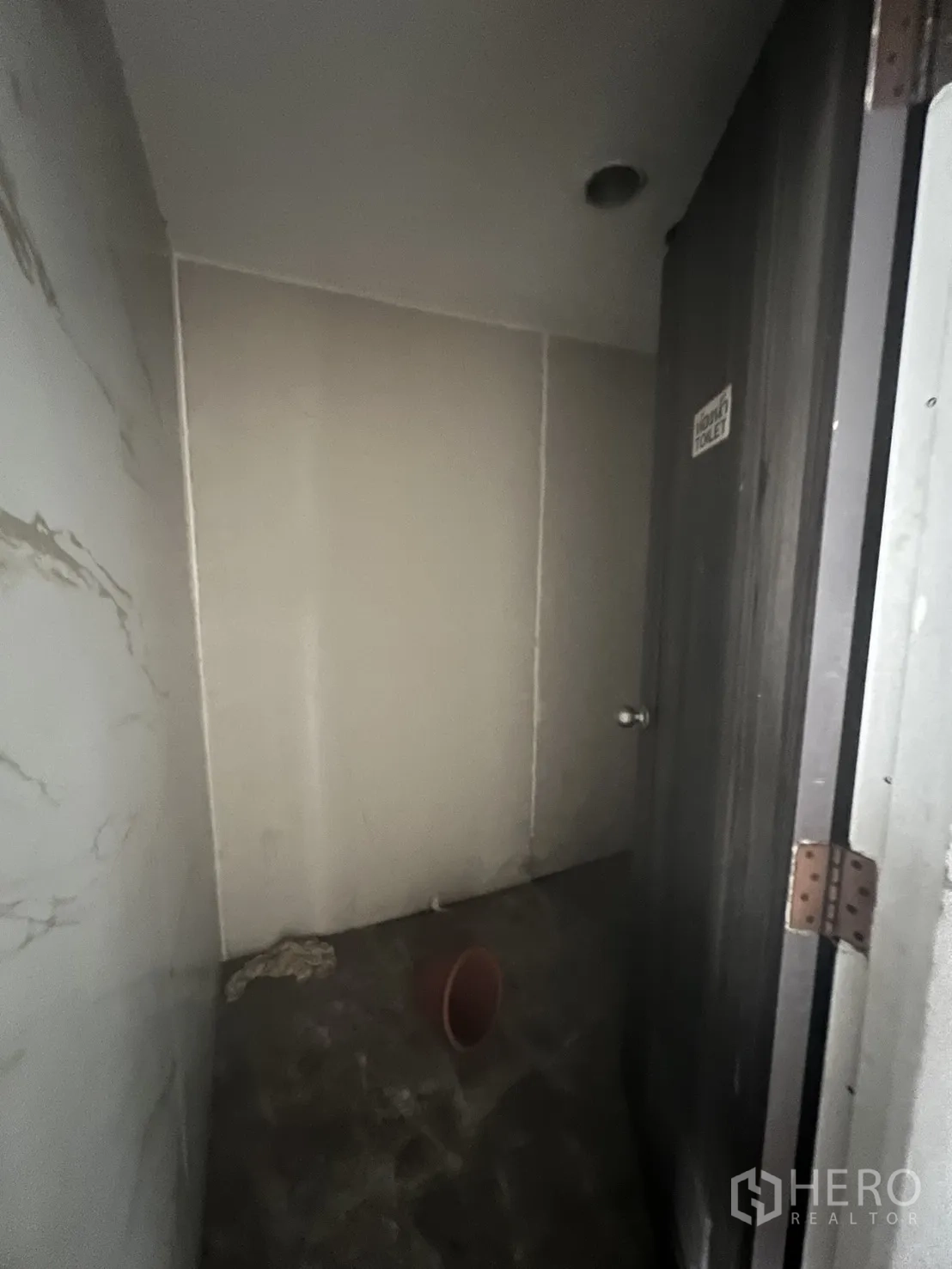 อาคารพาณิชย์ ให้เช่าในKhlong Toei, Bangkok - ห้องน้ำขนาดกะทัดรัด ผนังและพื้นปูกระเบื้อง รอปรับปรุง