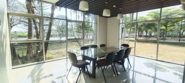 工厂 出售在Mueang Samut Sakhon, Samut Sakhon - 小型会议室，玻璃桌，落地窗外是花园景观。