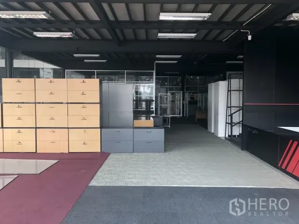 พื้นที่ขายปลีก ให้เช่าในLam Luk Ka, Pathum Thani - โชว์รูมชั้นล่างแบบเปิดโล่ง มีตู้และชั้นวางสินค้า