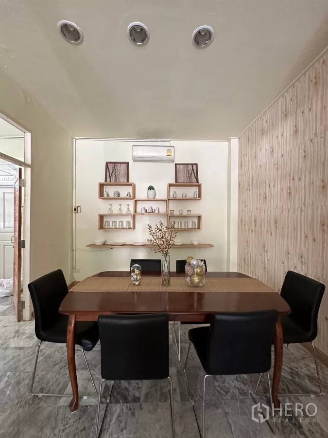 สำนักงานที่บ้าน ให้เช่าในSuan Luang, Bangkok - ห้องทานอาหาร โต๊ะไม้ เก้าอี้หกตัว และชั้นแขวนบนผนัง
