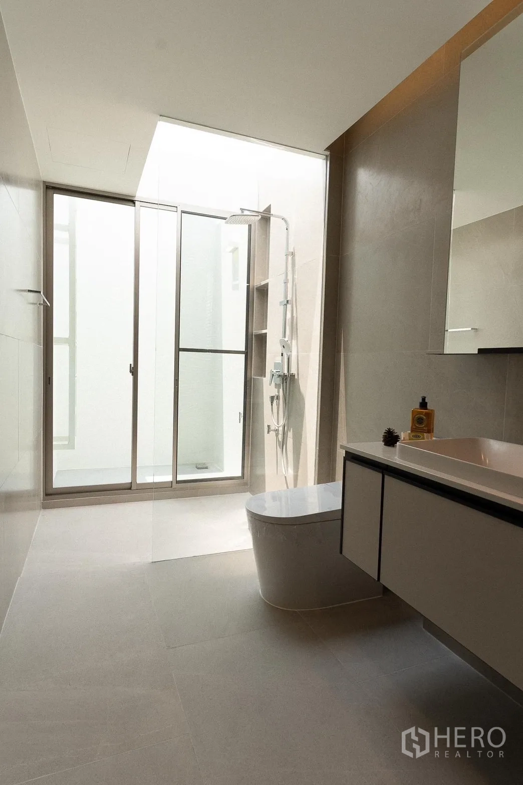 Detached House for rent in Saphan Sung, Bangkok - Bright bathroom with skylight, walk-in shower and floating vanity