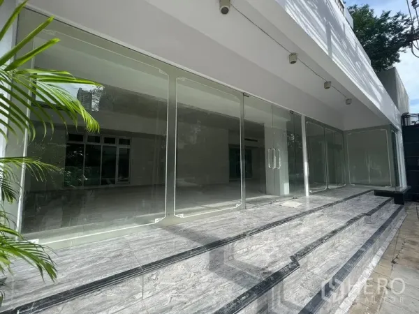 零售空间 出租 - 整排玻璃临街立面，带顶棚与射灯