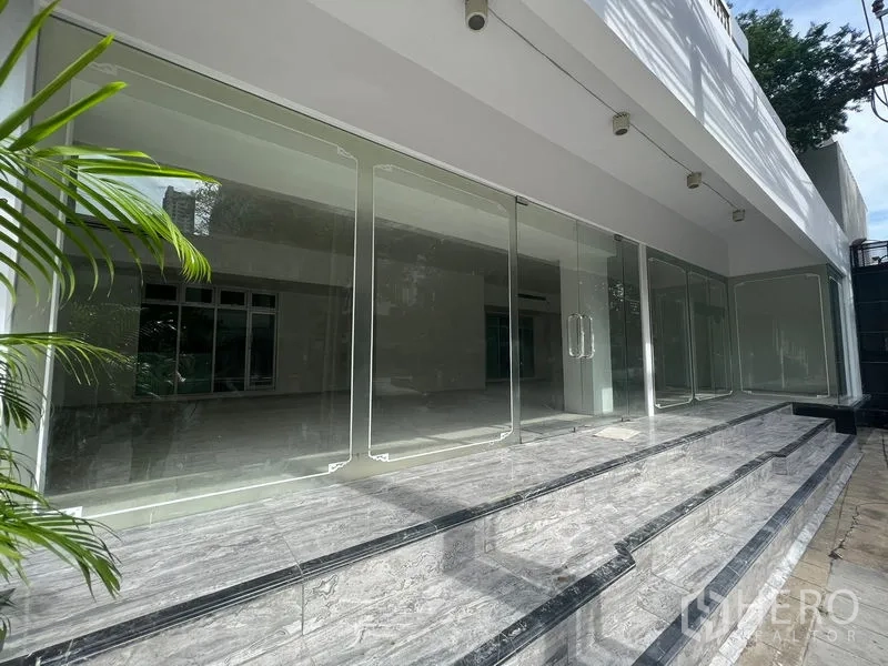 零售空间 出租 - 整排玻璃临街立面，带顶棚与射灯