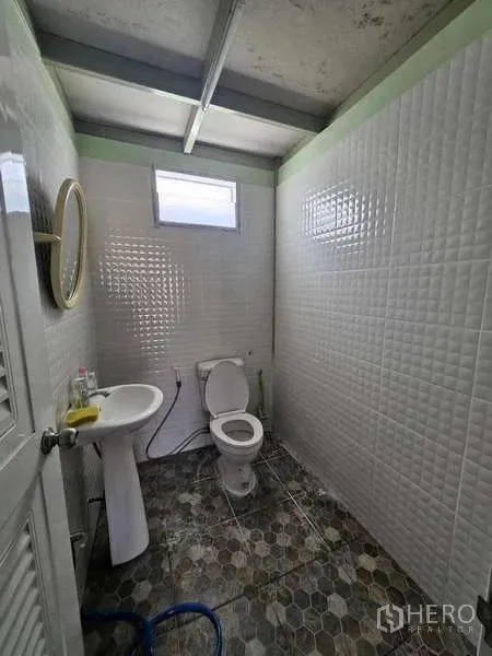 คลังสินค้า ให้เช่าในBang Khae, Bangkok - ห้องน้ำภายในโกดัง มีชักโครก อ่างล้างมือ ผนังกรุไทล์และหน้าต่างเล็ก
