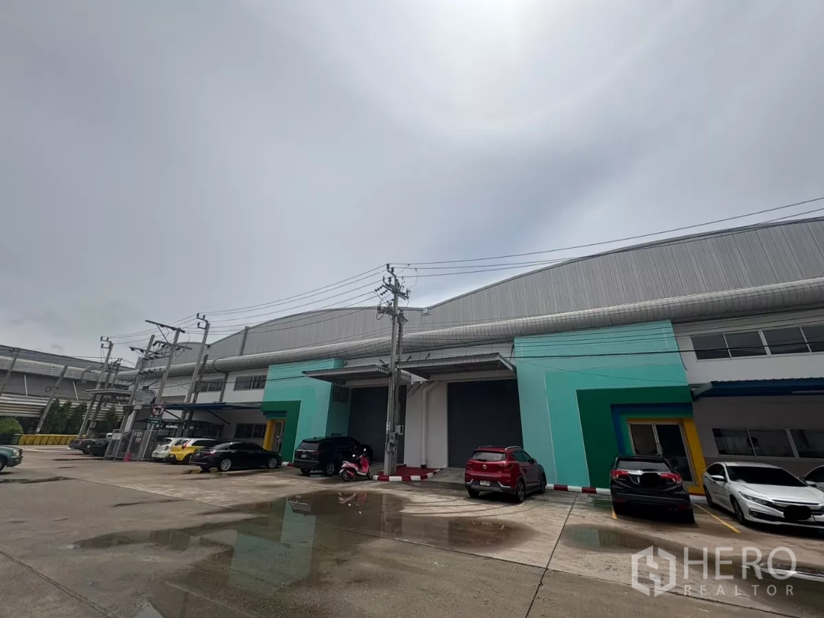 โรงงาน ให้เช่าในBang Phli, Samut Prakan - มุมมองภายนอกโรงงานพร้อมที่จอดรถและเสาไฟฟ้า
