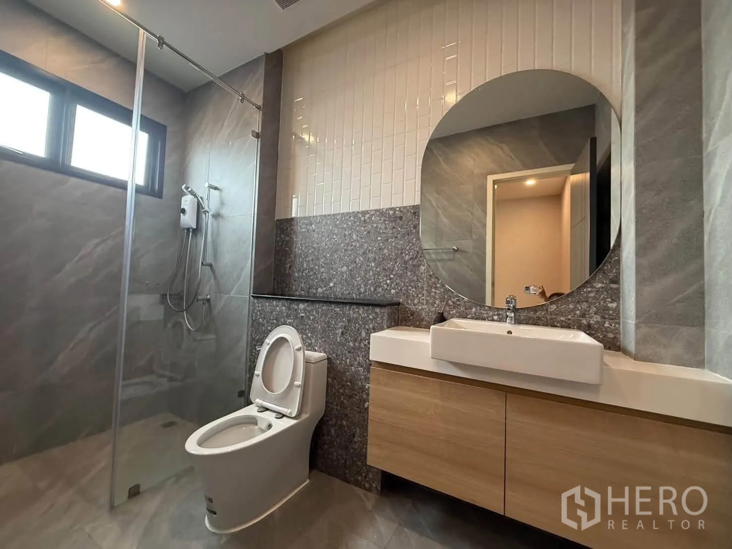 独栋房屋 for rent in Suan Luang, Bangkok - 卫浴近景，玻璃淋浴房与圆形镜。