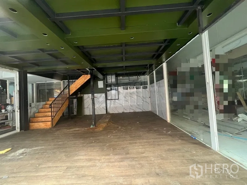 零售空间 出租在Watthana, Bangkok - 宽敞店铺空间，挑高天花、玻璃隔断与中央立柱。