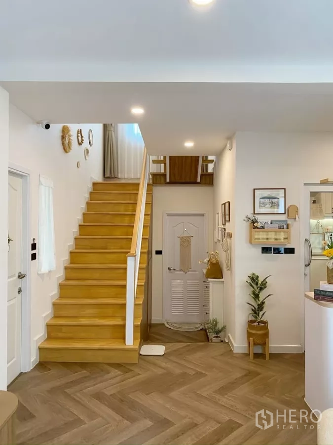 独立式住宅 出售在Sai Mai, Bangkok - 楼梯中庭全景，连接客厅与二楼空间。