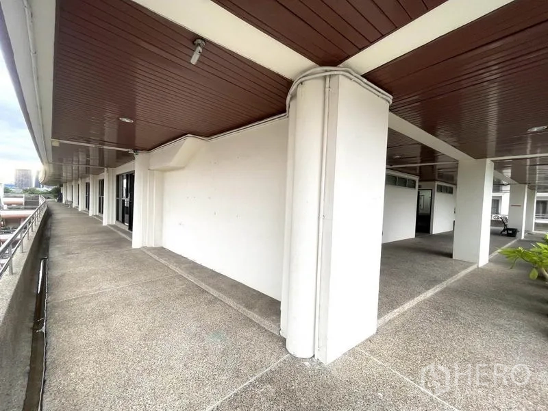 สำนักงาน ให้เช่าในKhlong Toei, Bangkok - ทางเดินมีหลังคาพร้อมเสา หน้าหน่วยสำนักงาน