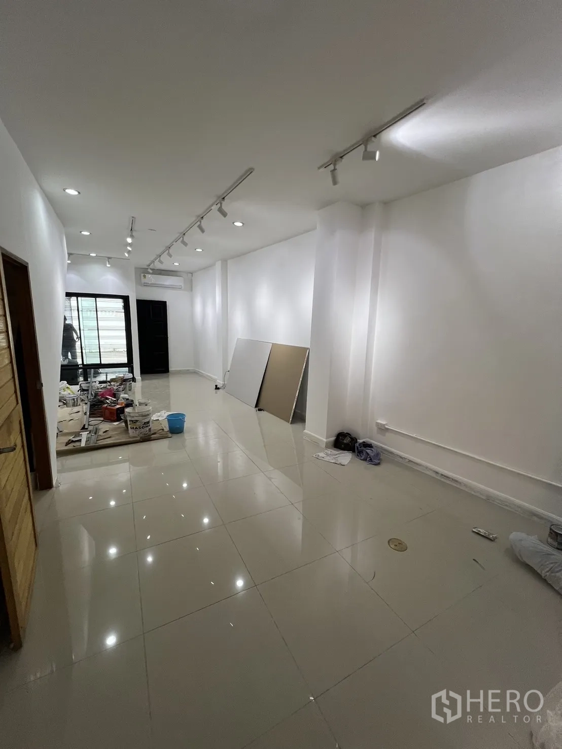 สำนักงานที่บ้าน ให้เช่าในKhlong Toei, Bangkok - ห้องภายในอยู่ระหว่างรีโนเวท มีรางไฟและอุปกรณ์ช่าง