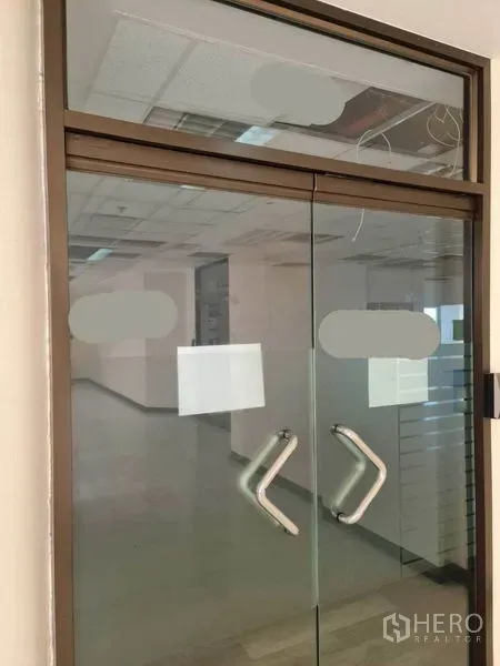 办公空间 出租在Watthana, Bangkok - 带金属拉手与磨砂贴的双扇玻璃入口门。