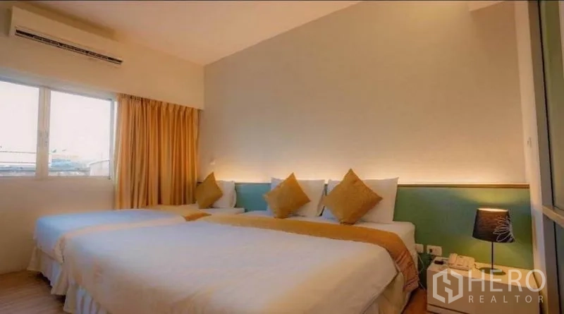 零售空间 出售在Phra Nakhon, Bangkok - 家庭房，一张大床与一张单人床，氛围温馨。