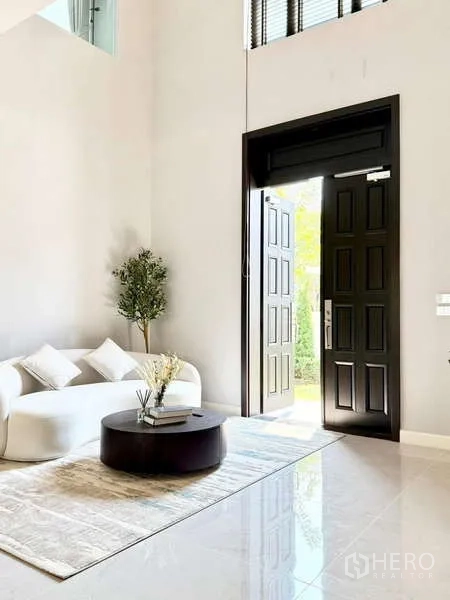 独立式住宅 出租或出售在Bang Phli, Samut Prakan - 入口休息區，黑色高雙開門、亮面瓷磚地與環形吊燈。