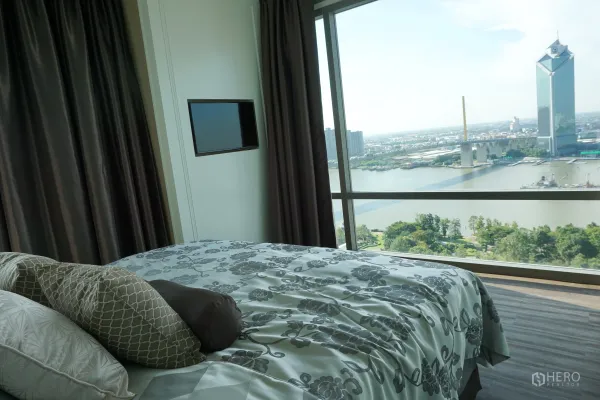 คอนโด ให้เช่าในBang Kho Laem, Bangkok - ห้องนอนชมวิวแม่น้ำเจ้าพระยาพาโนรามาผ่านกระจกเต็มความสูง