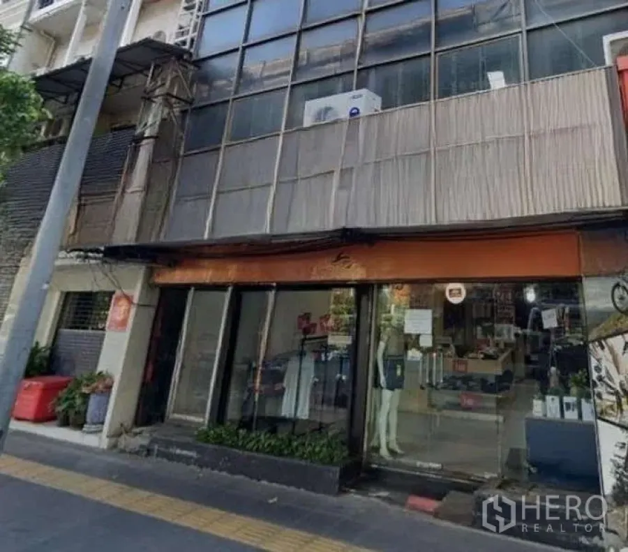 พื้นที่ขายปลีก ให้เช่าในKhlong Toei, Bangkok - มุมมองหน้าร้านติดถนนอีกด้าน ประตูกระจกและพื้นที่โชว์สินค้า