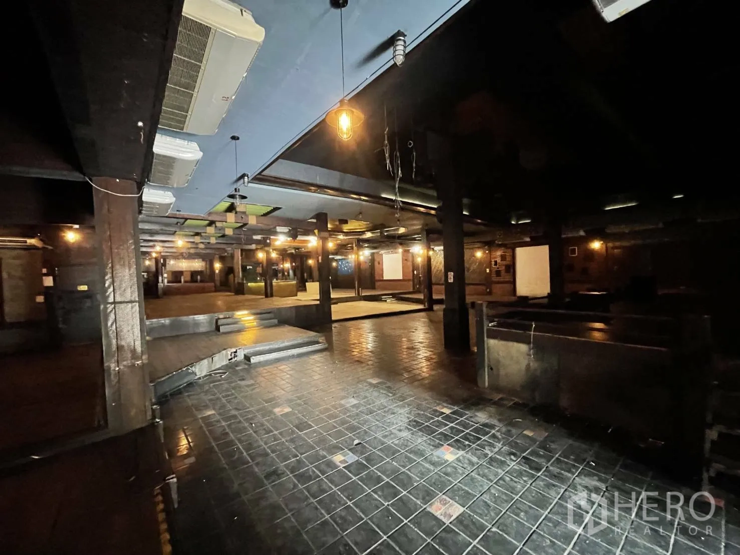 พื้นที่ขายปลีก ให้เช่าในSuan Luang, Bangkok - พื้นที่ภายในกว้าง พื้นกระเบื้องเข้ม ขั้นบันได เพดานเปิดโล่งและเครื่องปรับอากาศ
