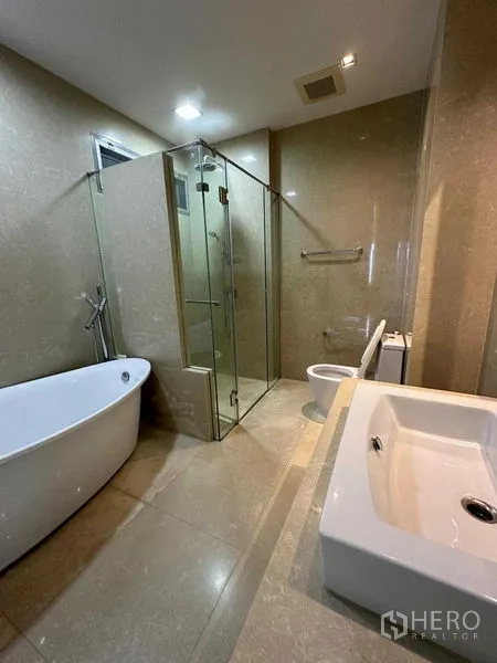 คอนโด ให้เช่าในWatthana, Bangkok - ห้องน้ำสไตล์โมเดิร์น มีอ่างอาบน้ำแบบลอยตัว ฝักบัวกระจก และอ่างล้างหน้า