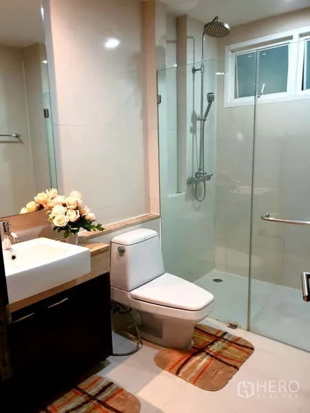 อพาร์ทเมนท์ ให้เช่า - ห้องน้ำปูกระเบื้อง พร้อมฉากกั้นอาบน้ำกระจก เรนชาวเวอร์ และอ่างล้างหน้า