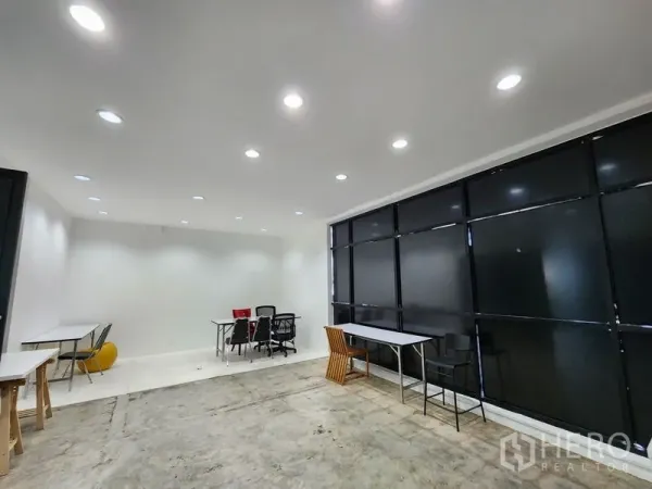 พื้นที่ขายปลีก ให้เช่าในBang Rak, Bangkok - พื้นที่ทำงานยืดหยุ่น ไฟดาวน์ไลท์ หน้าต่างทินต์สีเข้ม