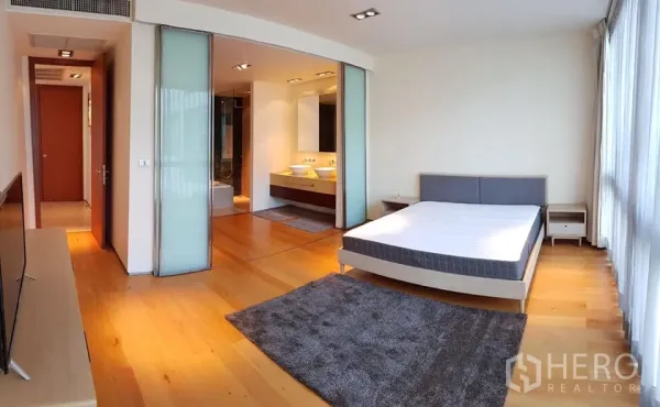 คอนโด ให้เช่าในKhlong Toei, Bangkok - ห้องนอนมาสเตอร์กว้าง พื้นไม้ หน้าต่างบานใหญ่ และประตูบานเลื่อนเชื่อมห้องน้ำในตัว