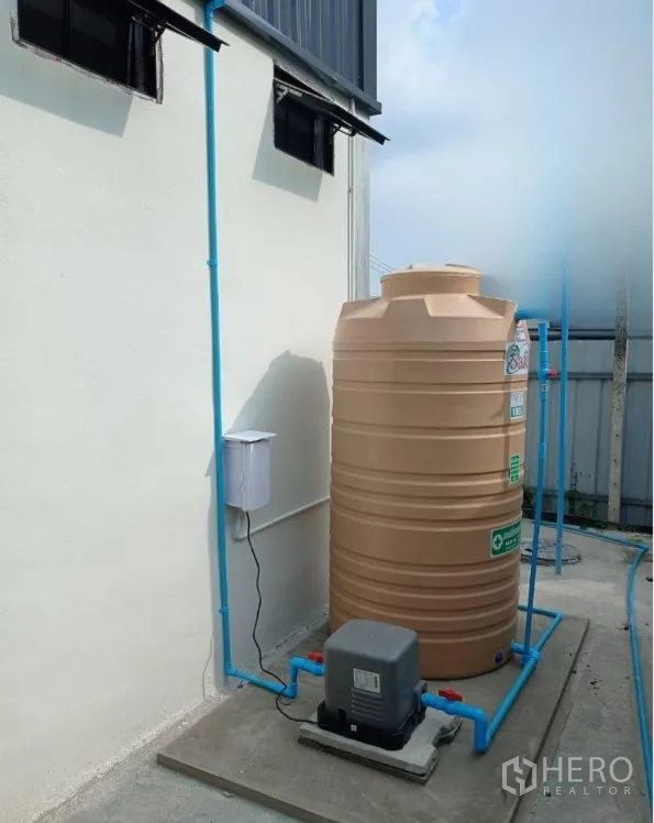 คลังสินค้า ให้เช่าในBang Kapi, Bangkok - แท็งก์เก็บน้ำภายนอกพร้อมปั๊มน้ำและท่อประปา