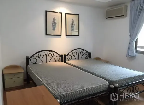 คอนโด ให้เช่าหรือขายในWatthana, Bangkok - ห้องนอนเตียงคู่ โครงเตียงโลหะ โต๊ะข้างเตียง ภาพแขวนผนัง และหน้าต่างพร้อมผ้าม่าน