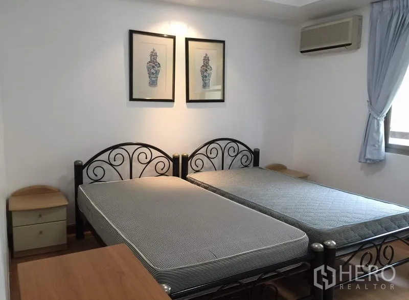 คอนโด ให้เช่าหรือขายในWatthana, Bangkok - ห้องนอนเตียงคู่ โครงเตียงโลหะ โต๊ะข้างเตียง ภาพแขวนผนัง และหน้าต่างพร้อมผ้าม่าน