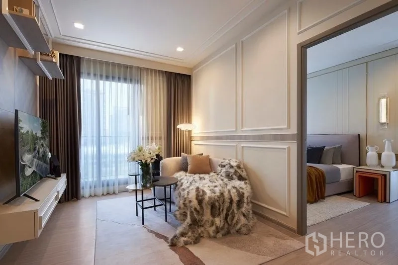 คอนโด ขายในRatchathewi, Bangkok - ห้องนั่งเล่นพร้อมโซฟาและทีวี ประตูเชื่อมห้องนอน และผ้าม่านโปร่ง