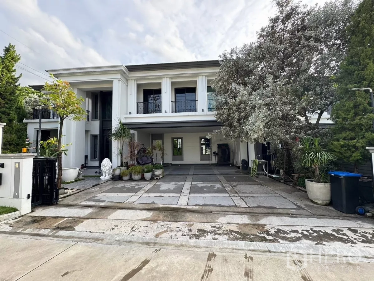 独立式住宅 出售在Mueang Pathum Thani, Pathum Thani - 现代古典立面，可见阳台与车棚。