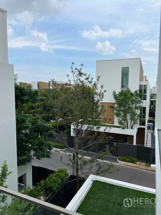 独立式住宅 出租在Saphan Sung, Bangkok - 阳台远眺社区景观，树荫街道与现代住宅。