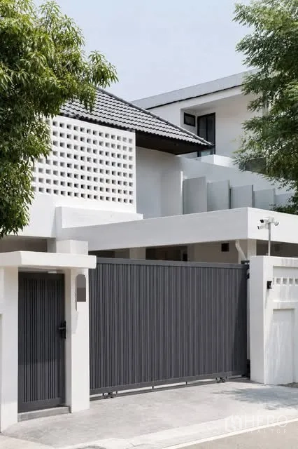 Detached House for rent in Suan Luang, Bangkok - Contemporary white house exterior with sliding gate and privacy wall.